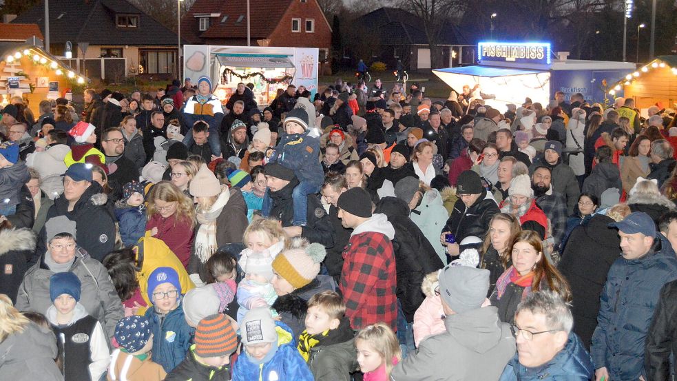 Auf dem Parkplatz der Raiffeisenbank Flachsmeer findet am Sonntag wieder der Weihnachtsmarkt statt. Foto: Archiv/Holger Weers