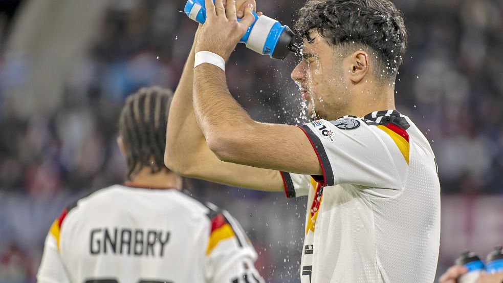 Für die WM 2026 werden verpflichtende Trinkpausen eingeführt: Hat die Fifa neuerdings ein Herz für die Fußballspieler? Foto: IMAGO/MIS