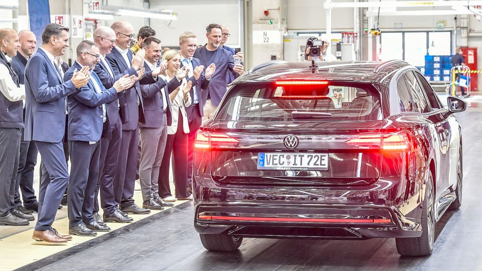 In Emden rollt Mitte August dieses Jahres das weltweit 1,5-millionste ID-Modell von VW, ein ID.7 Tourer, vom Band: Es applaudieren (vorne von links) Niedersachsens Ministerpräsident Olaf Lies (SPD), Betriebsratschef Manfred Wulff, VW-Manager Wolfgang Sebastian, der Emder Werksleiter Enno Fehse und andere Freunde des Hauses VW. Foto: Klaus Ortgies