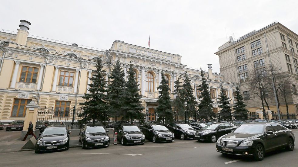 Die russische Zentralbank will ihre Vermögenswerte zurück und verklagt Euroclear in Moskau. (Archivbild) Foto: Yuri Kochetkov/epa/dpa