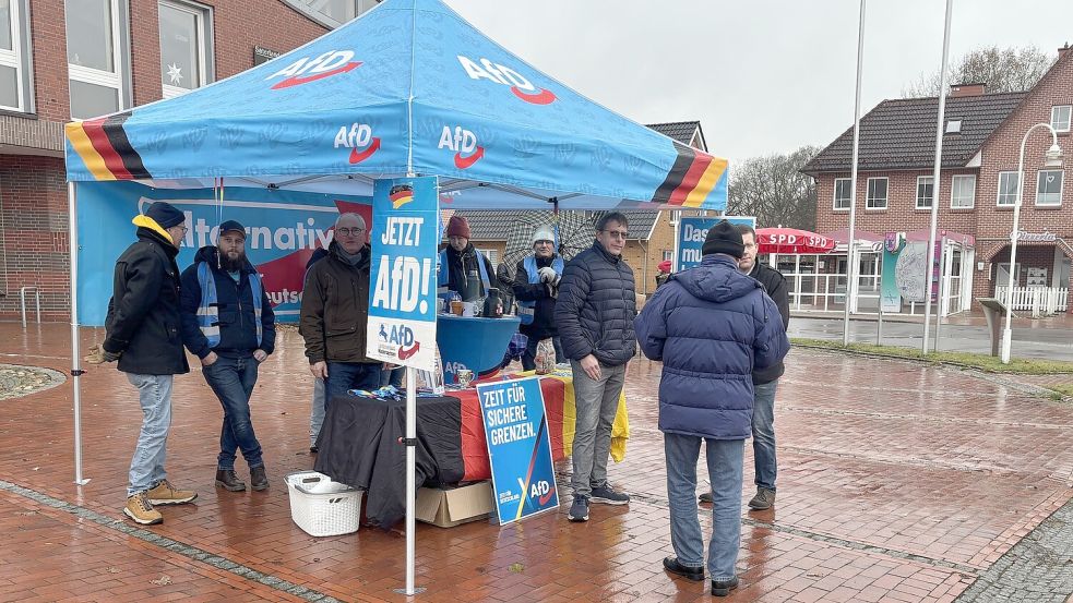 Vor dem Rathaus in Ramsloh wurden am 6. Dezember zwei Info-Stände von SPD und AfD aufgebaut. Auch der parteilose Bürgermeister Thomas Otto schaute vorbei. Anschließend gab es über diese Aktion heftige Diskussionen in den sozialen Medien. Foto: Horst Kruse