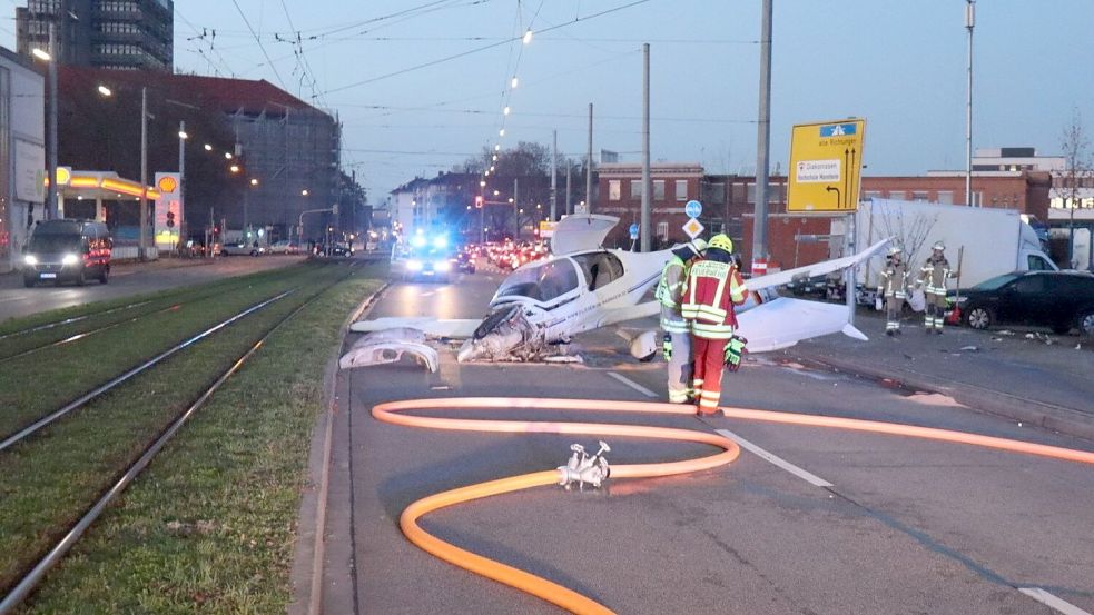 Das Flugzeug sei mitten auf der Fahrbahn zum Stehen gekommen, sagte eine Polizeisprecherin. Foto: Rene Priebe/PR-Video /dpa