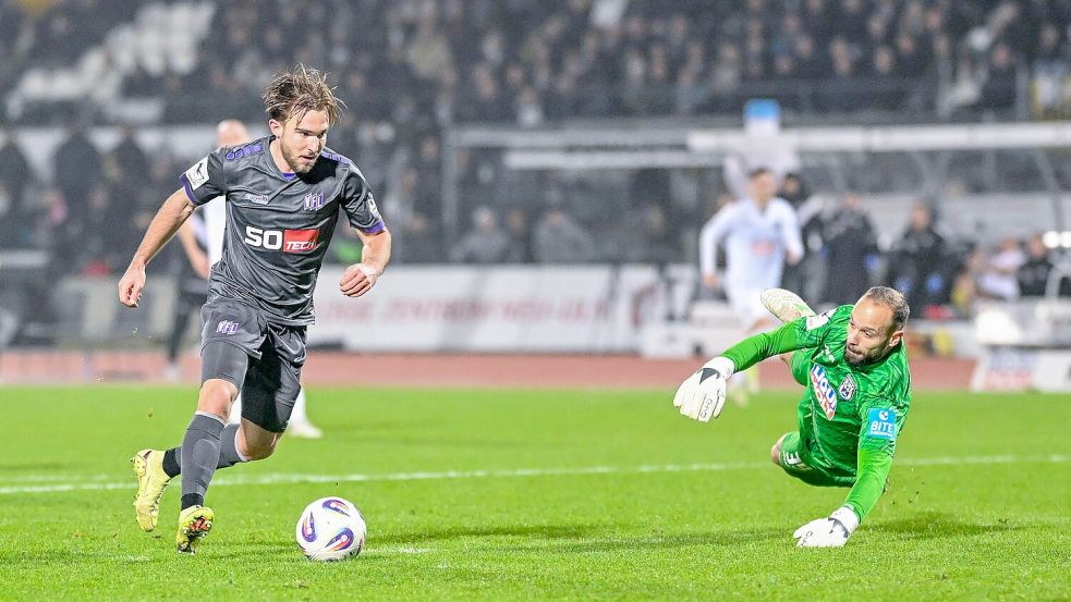 Das vorentscheidende Tor: Lars Kehl umkurvt Christian Ortag und schiebt zum 4:2 für den VfL Osnabrück gegen den SSV Ulm ein. Foto: Michael Titgemeyer