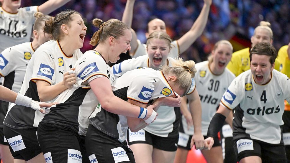 Deutschlands Spielerinnen um Kapitänin Antje Döll (Gesicht im Trikot vergraben) haben die Sensation gegen Frankreich geschafft. Foto: Federico Gambarini