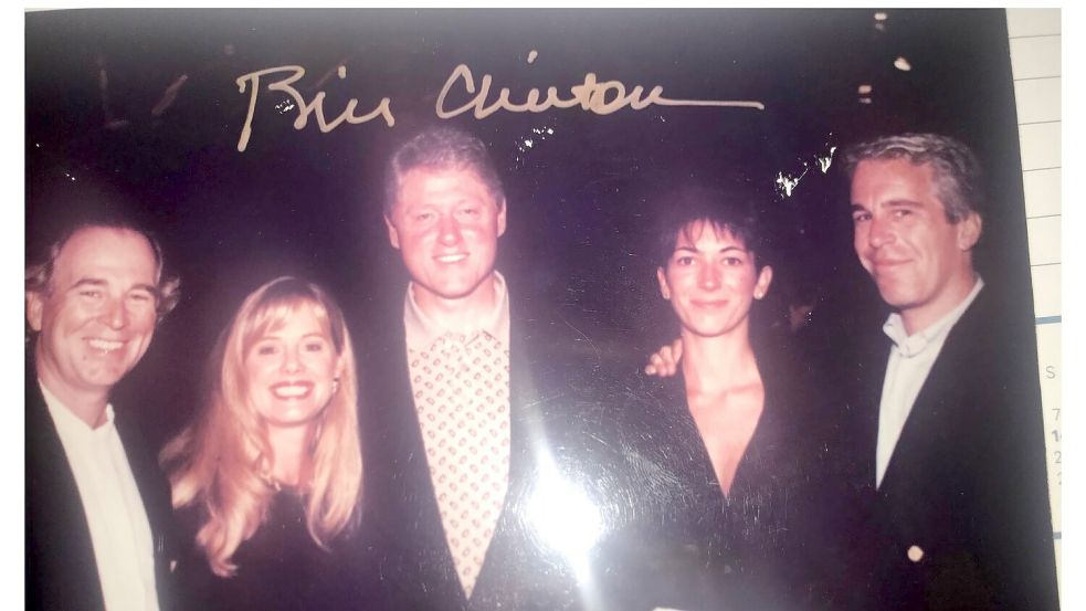 Auf einem Foto, das Demokraten im US-Kongress veröffentlicht haben, ist Ex-Präsident Bill Clinton unter anderem mit Ghislaine Maxwell und Jeffrey Epstein zu sehen. Foto: Uncredited/House Oversight Commi