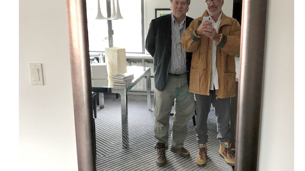 Auf einem Foto, das Demokraten im US-Kongress veröffentlicht haben, ist der ultrarechte Publizist Steve Bannon mit Jeffrey Epstein zu sehen. Foto: Uncredited/House Oversight Commi