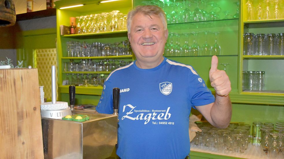 Hat seinen Humor nicht verloren: Nach vielen Jahren in der Gastronomie schließt Miroslav Sabljic am 31. Dezember 2025 sein Restaurant Zagreb in Ostrhauderfehn. Fotos: Henrik Zein