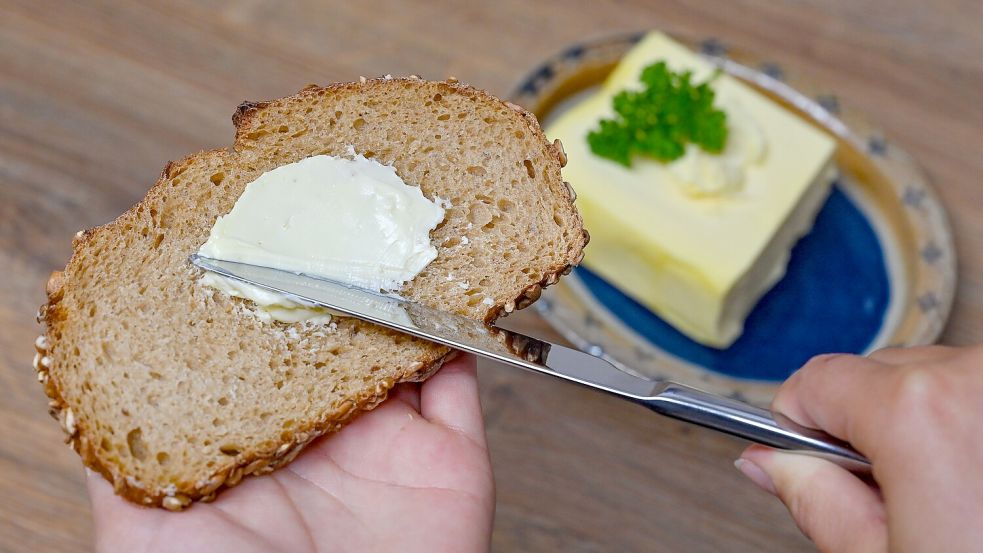 Was Verbraucher freut sorgt bei den Bauern für Entsetzen: Der Butterpreis liegt derzeit bei nur 99 Cent. Foto: Patrick Pleul/dpa