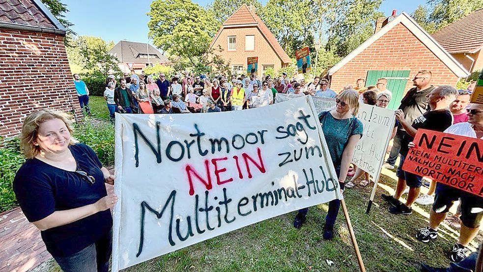 Etwa 120 Nortmoorer hatten sich am Montag, 30. Juni 2025, vor dem Dörphus für einen Protest gegen die Tennet-Anlage versammelt. Foto: Klaus Ortgies/Archiv