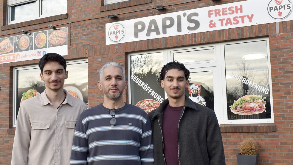 Siad Gru (Mitte), der frühere Betreiber der Pizzeria Almas, wagt nun einen Neuanfang in Völlenerfehn. Er wird dabei unterstützt von seinen Söhnen Jonas (links) und Mohamed. Foto: Henrik Zein