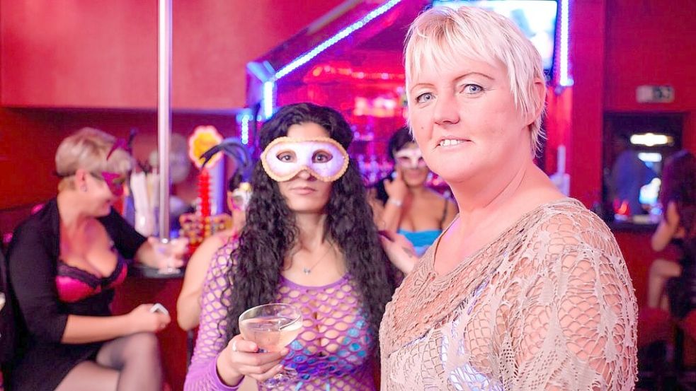 Bei ihr sind alle Frauen offiziell angemeldet: „Crazy Chicken“-Betreiberin Simone Voigt (rechts) aus Vechta spricht sich für eine stärkere Bekämpfung der illegalen Prostitution aus. Foto: M. Niehues