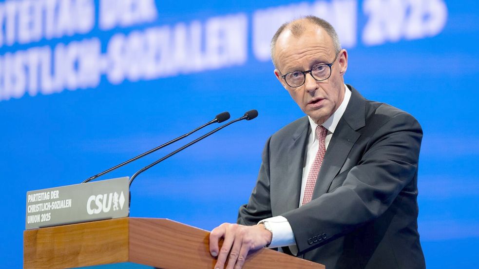Auf Details der geplanten Verhandlungen über einen Waffenstillstand geht Bundeskanzler Friedrich Merz (CDU) in seiner Rede auf dem CSU-Parteitag nicht ein. Foto: Sven Hoppe