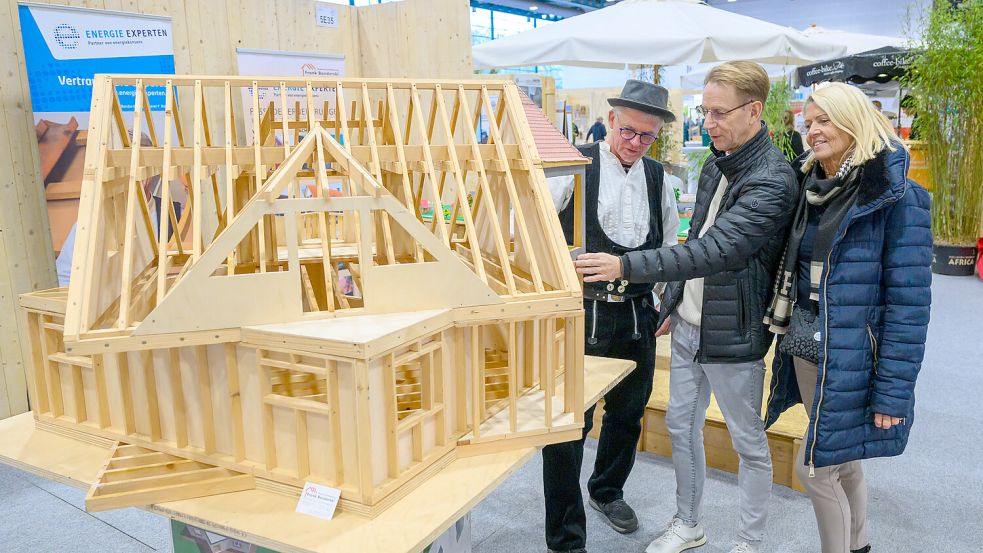 Die Sonderausstellung „Bauen mit Holz“ in Halle 5 zeigt, wie modern, nachhaltig und vielfältig der nachwachsende Baustoff eingesetzt werden kann. Foto: Oliver Saul / M3B GmbH