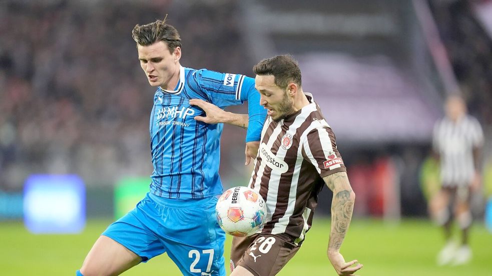 Thomas Keller (l, 1. FC Heidenheim 1846) und Mathias Pereira Lage (FC St. Pauli) kämpfen um den Ball. Foto: Marcus Brandt