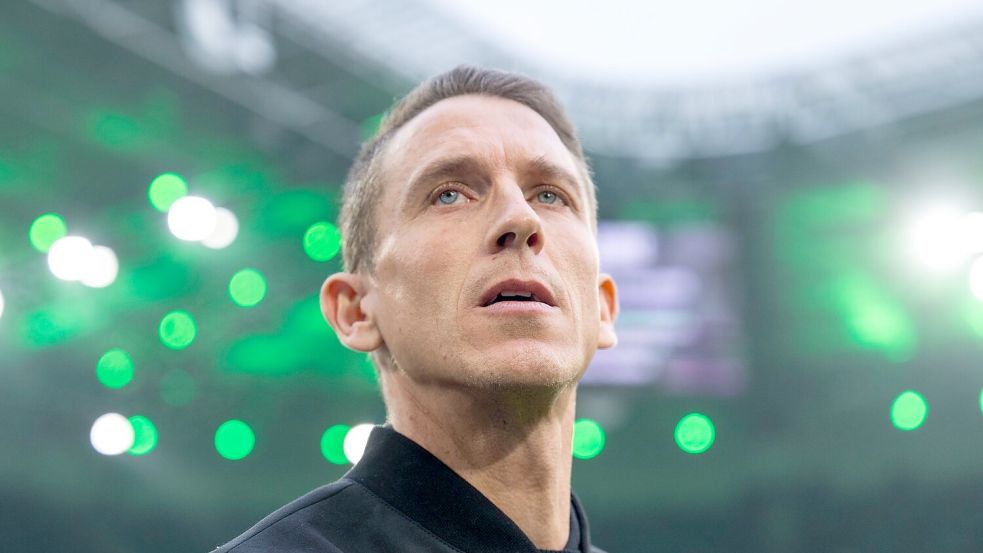 Steigt er vom Interims- zum Cheftrainer auf? Wolfsburgs Daniel Bauer. Foto: David Inderlied