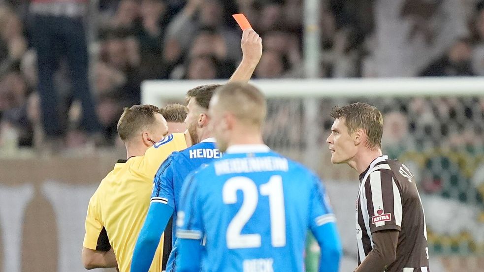 In Hamburg sagt man Tschüss: Schiedsrichter Sören Storks schickt St. Paulis Eric Smith mit Rot vom Platz. Foto: Marcus Brandt