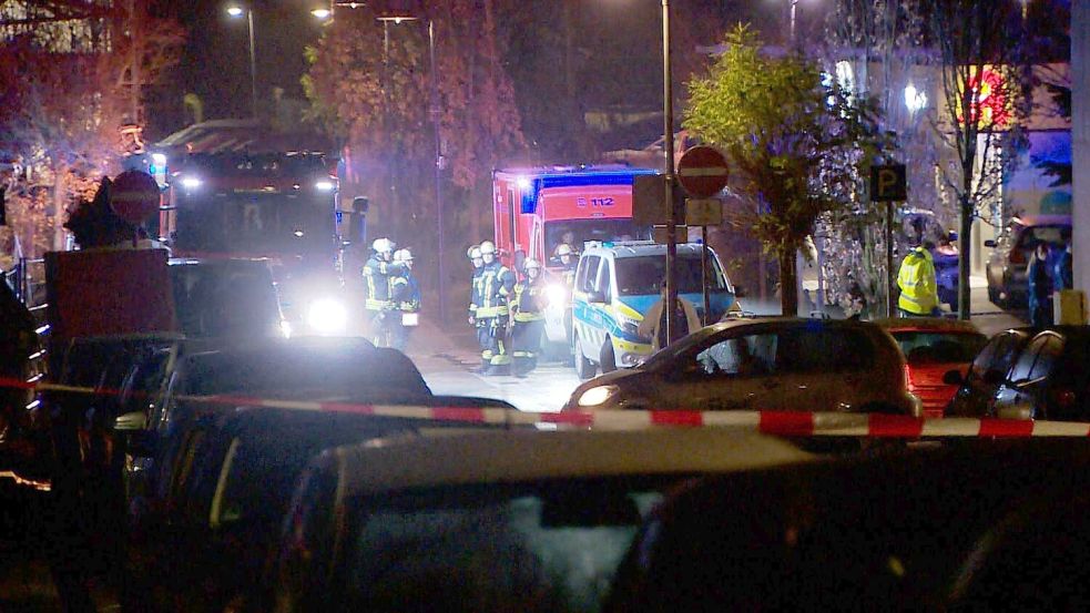 Am frühen Samstagmorgen rückten Einsatzkräfte wegen eines Messerangriffs aus - ein 20-Jähriger soll eine Mutter und vier Kinder attackiert haben. Foto: Markus Wüllner/Video-Line TV- u