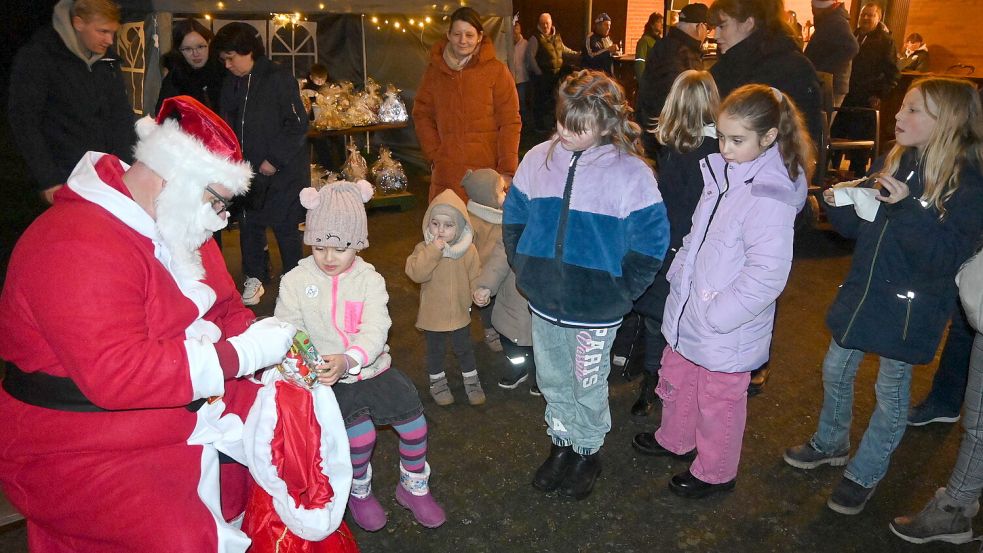 Beim Weihnachtsmarkt in Völlen hatte der Weihnachtsmann Geschenke für die Kleinsten dabei. Foto: Holger Weers
