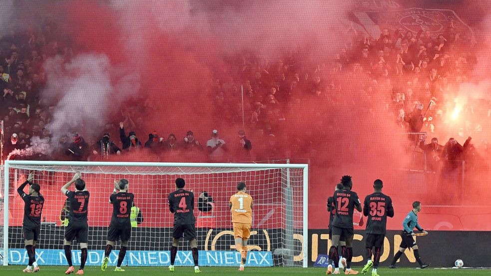 Ein Feuerwerk gab es beim rheinischen Derby zunächst auf den Rängen. Foto: Federico Gambarini