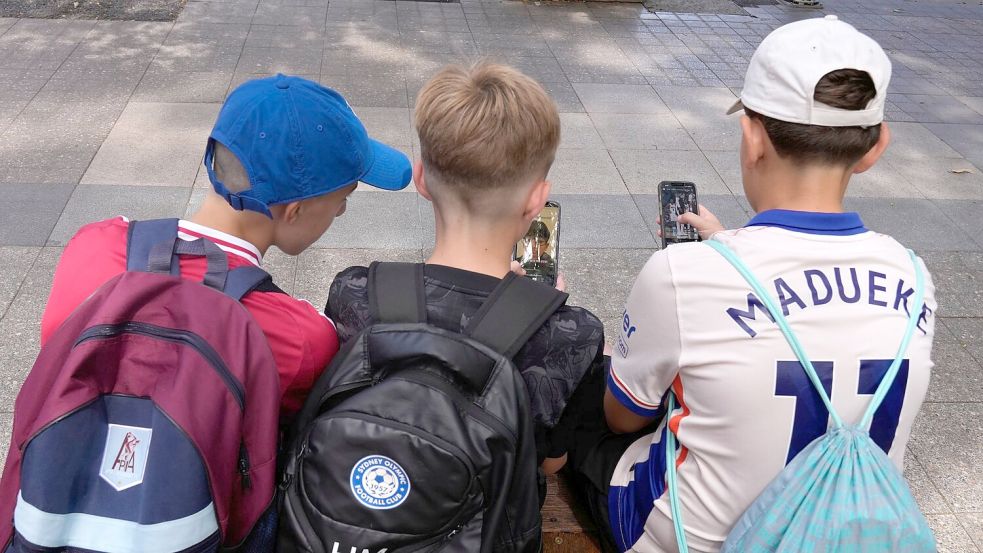 In Australien dürfen Kinder und Jugendliche unter 16 Jahren keine eigenen Konten mehr auf vielen großen Social-Media-Plattformen besitzen. (Archivbild) Foto: Rick Rycroft/AP/dpa