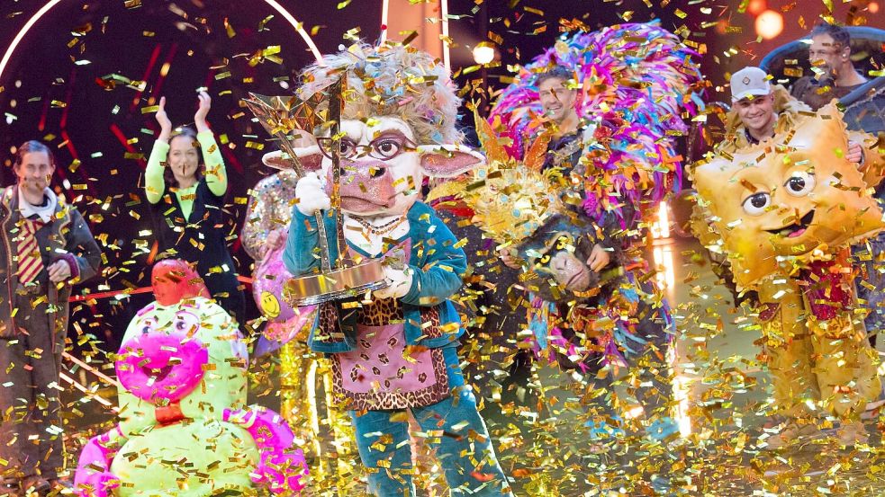 Sie hat gewonnen: Die maskierte Sängerin „Muuhnika“ (Mitte). Foto: Rolf Vennenbernd