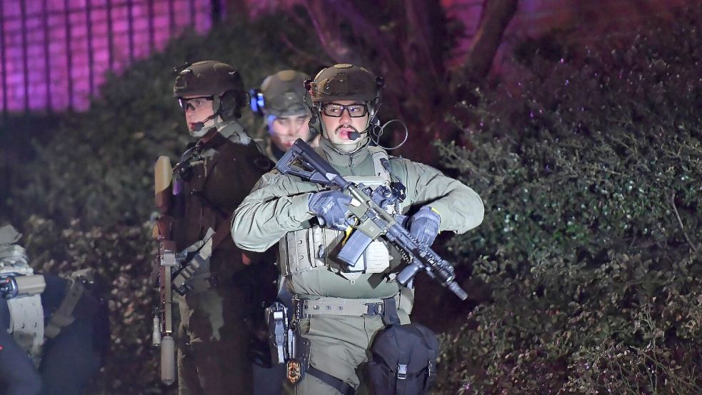 Nachbarn der Universität wurden aufgefordert, ihre Häuser nicht zu verlassen. Foto: Steven Senne/AP/dpa