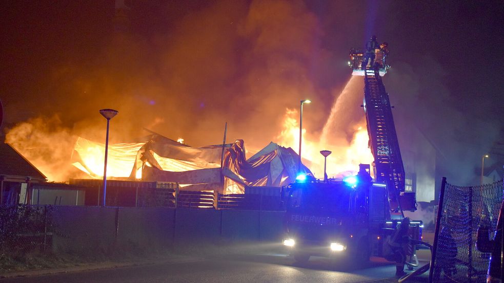 Die Produktionshalle eines Möbelhauses in Steenfelde geriet am frühen Sonntagmorgen in Brand. Foto: Henrik Zein