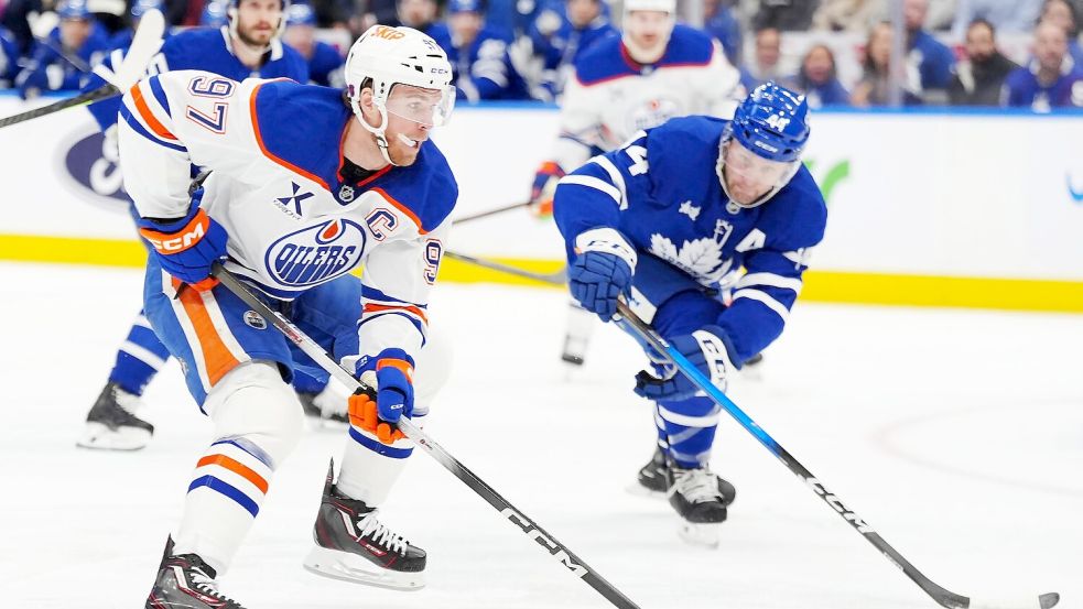 Connor McDavid (l) erzielte zwei Tore bei Edmontons Sieg in Toronto. Foto: Frank Gunn/The Canadian Press/AP