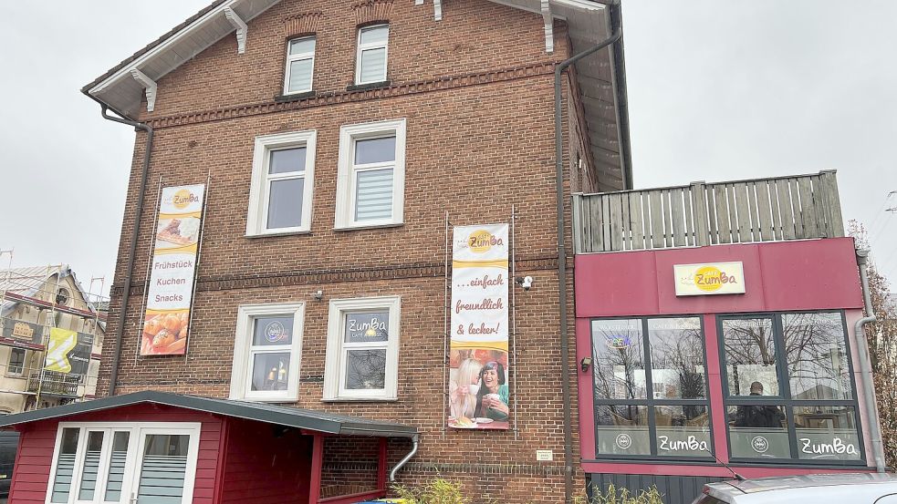 Direkte Nähe zum Bahnhof in Papenburg: Hier hat bis auf Weiteres das Café ZumBa geschlossen. Fotos: Susanne Risius-Hartwig