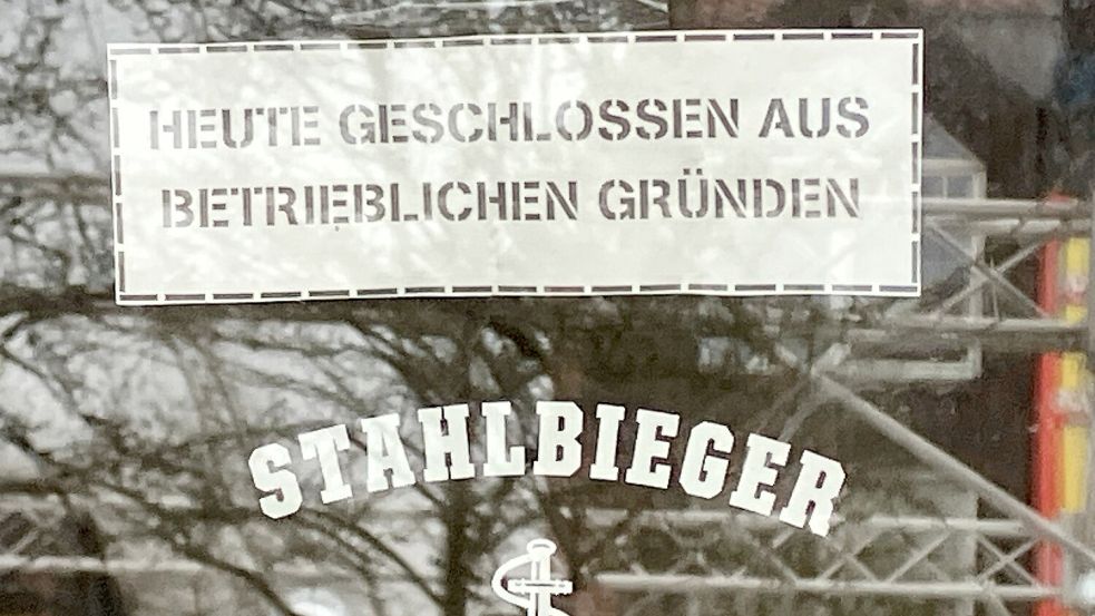 „Heute geschlossen aus betrieblichen Gründen“, steht auf dem Schild an der Eingangstür des Stahlbieger-Shops in Papenburg. Das Schild hängt dort allerdings bereits seit mehreren Wochen.