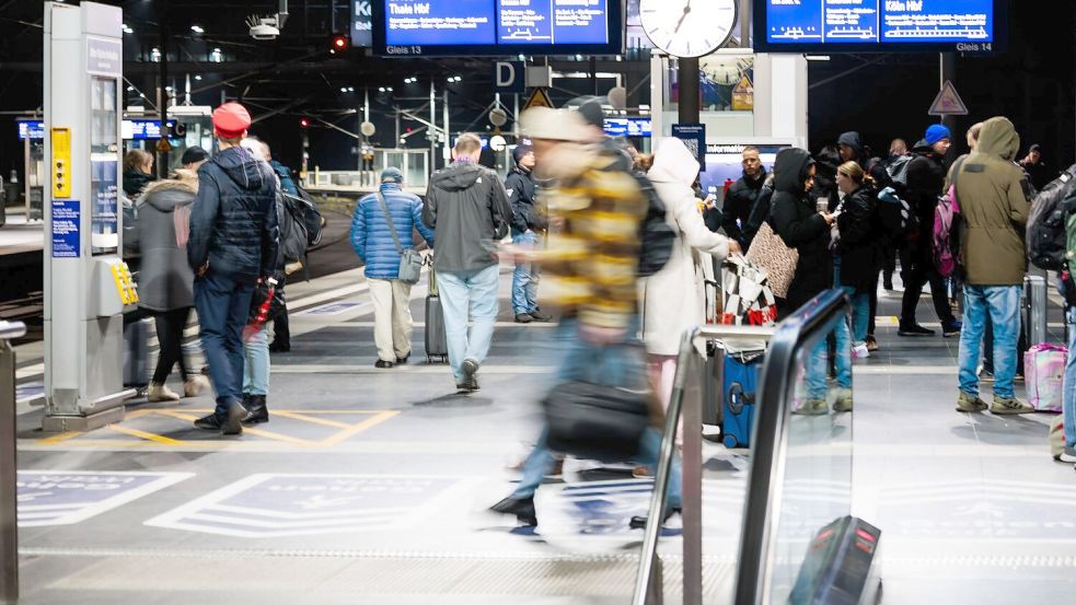 Seit heute gilt bei der Deutschen Bahn und auch an vielen weiteren Stellen im öffentlichen Nahverkehr ein neuer Fahrplan. Foto: Carsten Koall/dpa