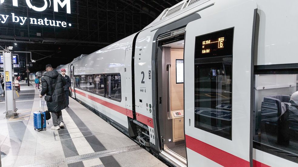 Mit dem neuen Fahrplan hat die Deutsche Bahn auch ein ganz neues Zug-Modell in Betrieb genommen. Auf der Strecke Berlin-Köln werden ab heute neue ICE L eingesetzt. Die Besonderheit: Sie kommen beim Einstieg ohne Treppen aus. Foto: Carsten Koall/dpa