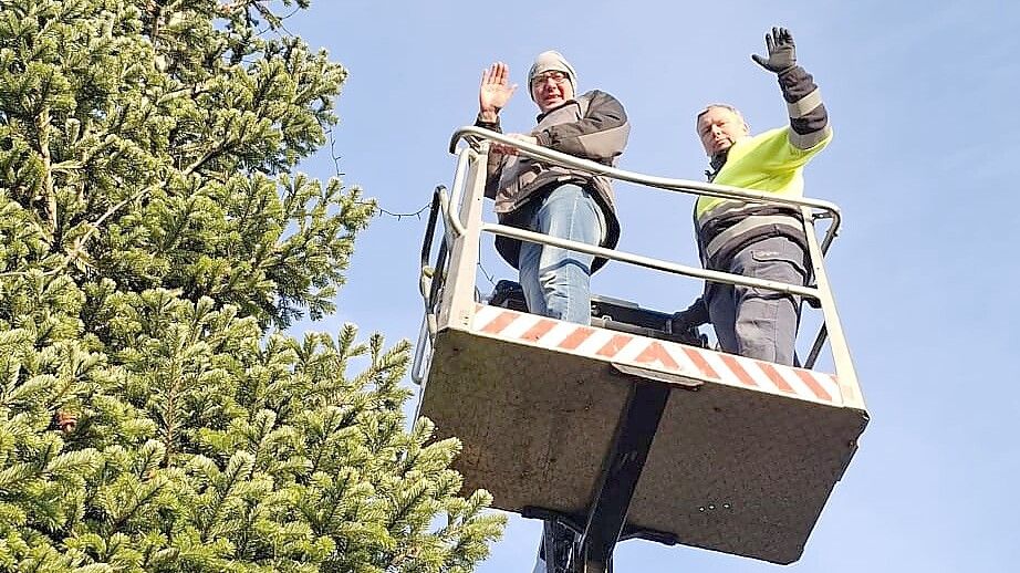 Mit der Hubbühne seines Nachbarn Jens Hampel fiel es Karl-Dieter Goldsweer nun leichter, die groß gewordene Tanne in seinem Vorgarten mit Lichterketten zu schmücken. Zuvor hatte er dafür dort eine Leiter angelegt. Doch das fand seine Frau mittlerweile zu gefährlich. Foto: privat