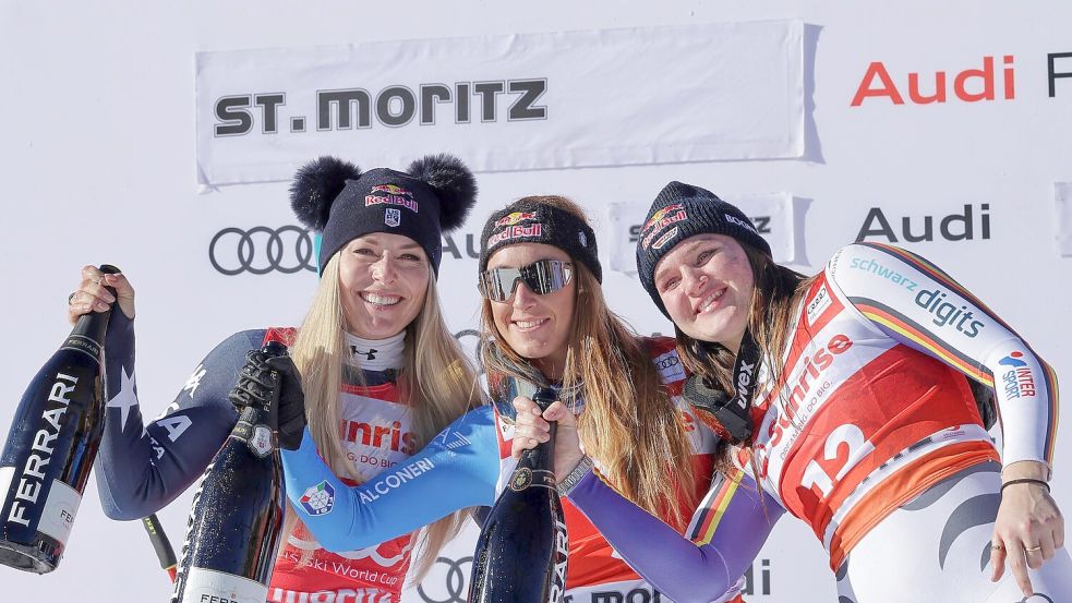 Schampus für das Top-Trio in der Abfahrt. Foto: Luciano Bisi/AP/dpa