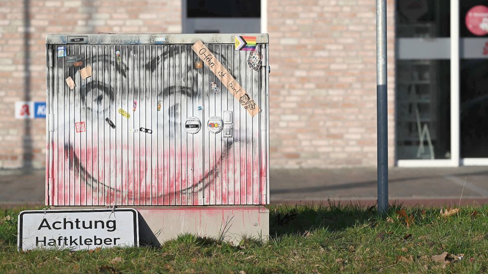 Stromkasten „Klotzi“ ist am Wochenende von Fans gereinigt und verschönert worden – unter anderem mit Pflastern. Foto: Lars Penning/dpa