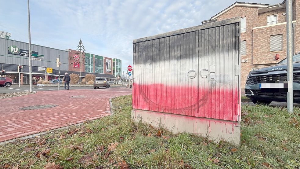 So sah „Klotzi“ in Ostrhauderfehn noch am Freitagmorgen aus – am Samstag versuchten Fans, den Stromkasten zu reinigen. Foto: Henrik Zein