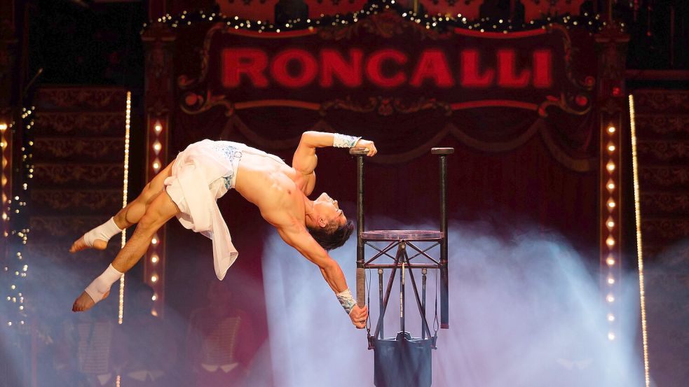 Handstandkünstler Zhenyu Li zeigt sein einzigartiges Können im Weihnachtscirkus von Roncalli. Foto: André Havergo