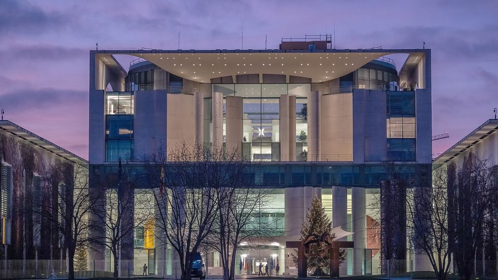 Die Beratungen dauerten auch nach Einbruch der Dunkelheit noch an. Foto: Michael Kappeler/dpa