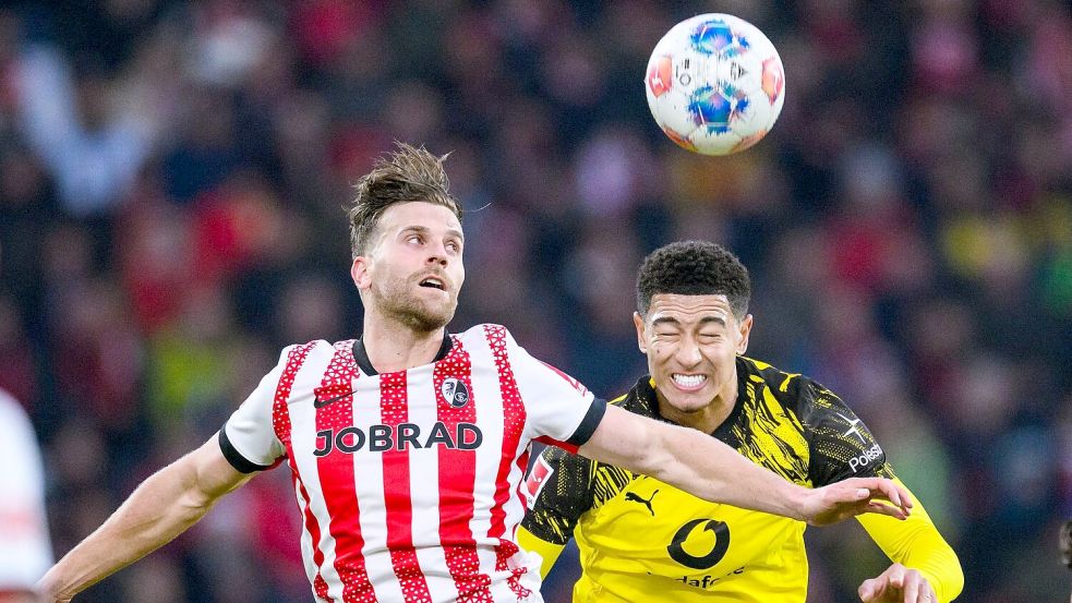 Lucas Höler (l.) traf sehenswert, Jobe Bellingham sah Rot. Foto: Tom Weller