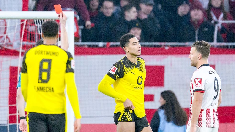 Sah für eine Notbremse die Rote Karte: Dortmunds Jobe Bellingham (M.). Foto: Tom Weller
