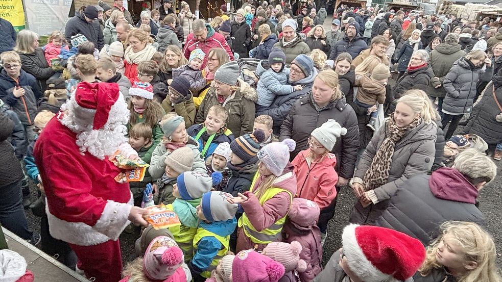 Der Weihnachtsmann verschenkte kleine Geschenke an die Kinder. Fotos: Henrik Zein