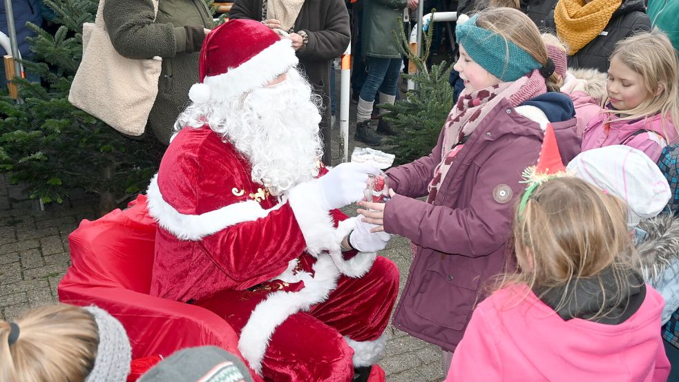 Der Weihnachtsmann übergab Geschenke.