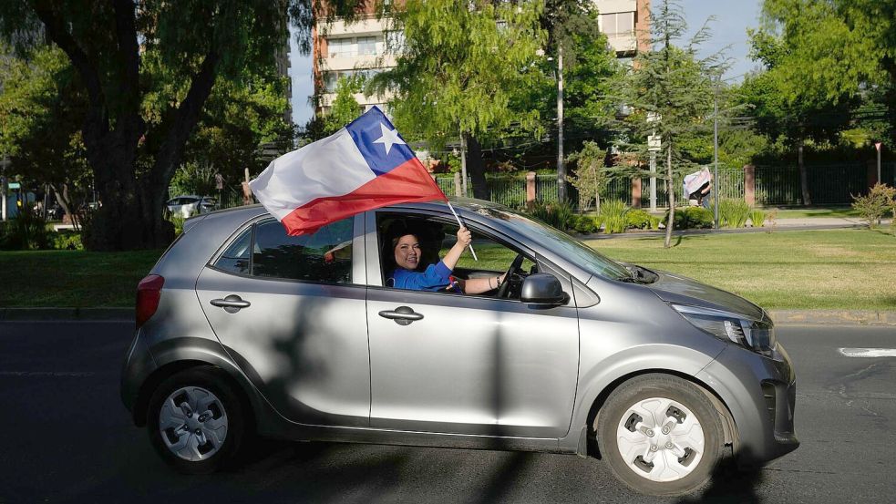 Tausende Anhänger von Kast feierten seinen Wahlsieg auf den Straßen. Foto: Matias Delacroix/AP/dpa