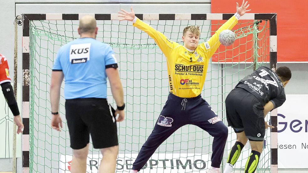Marten Jungvogel zeigte eine überragende Partie und hielt in dieser Szene einen Siebenmeter von Maurice Lungela, dem besten Torschützen der Liga. Fotos: Doden/Emden