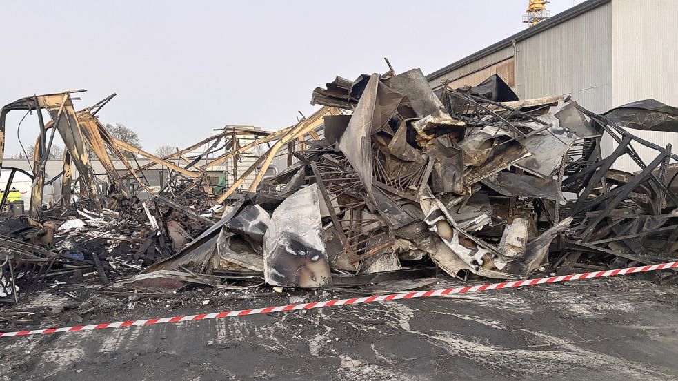 Die Lagerhalle wurde durch das Feuer völlig zerstört. Foto: Carsten Ammermann