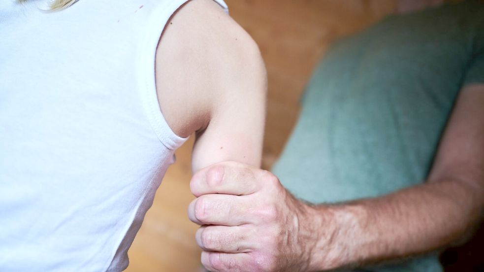 Die Jugendämter stellten 2024 bei rund 72.800 Kindern oder Jugendlichen eine Gefährdung fest. (Symbolbild) Foto: Annette Riedl