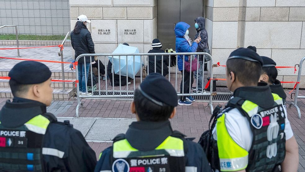 Menschen hatten lange vor Prozessbeginn vor dem Gericht gewartet. Foto: Chan Long Hei/AP/dpa