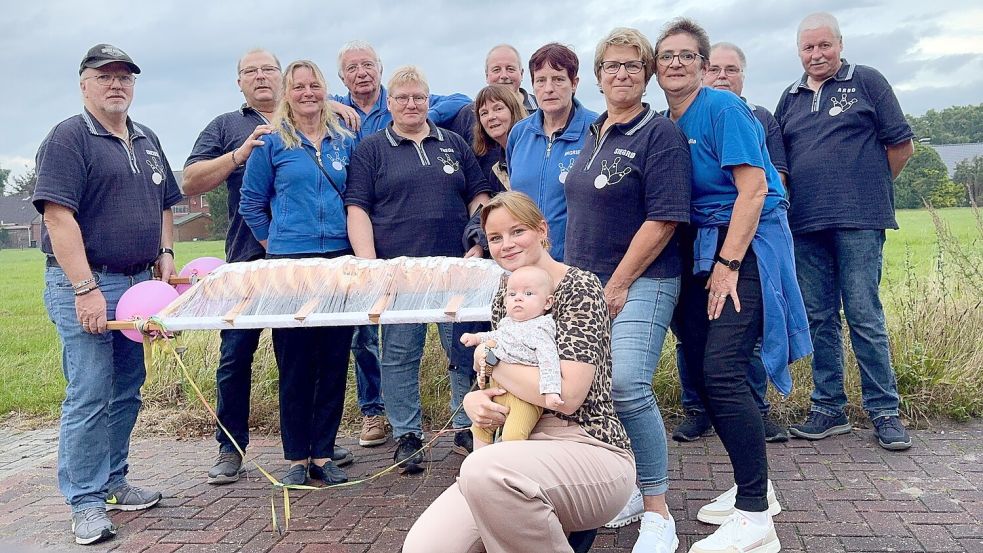 Die Kegelfreunde „de Nachtuhlen“stellten sich zum Gruppenbild mit Kilmerstuten auf. Das Foto zeigt (von links) Dieter Taubert, Friedrich Betz, Manuela Taubert, Johann Vehndel, Theda Woortmann, Beate Woortmann, Friedhelm Woortmann, Ingrid Duisken, Sigrid Betz, Claudia Vehndel, Heinz Duisken und Arno Woortmann. Im Vordergrund kniend Mutter Kirsten mit Farina. Foto: Privat