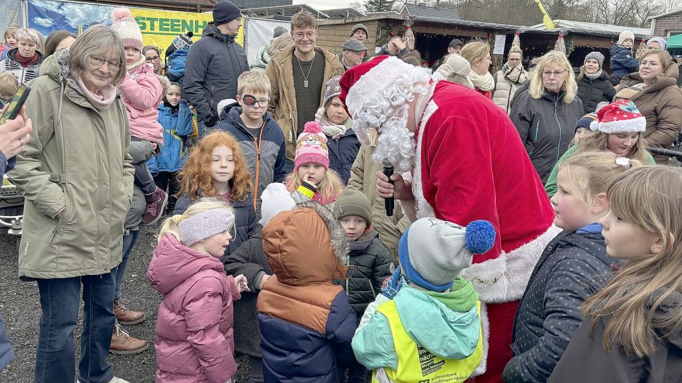 In Langholt durften die Kinder Gedichte aufsagen und ihre Weihnachtswünsche erzählen. Foto: Henrik Zein