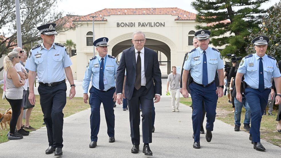 Premier Albanese kündigt Beratungen über eine Verschärfung der Waffengesetze an. Foto: Dean Lewins/AAP/AP/dpa